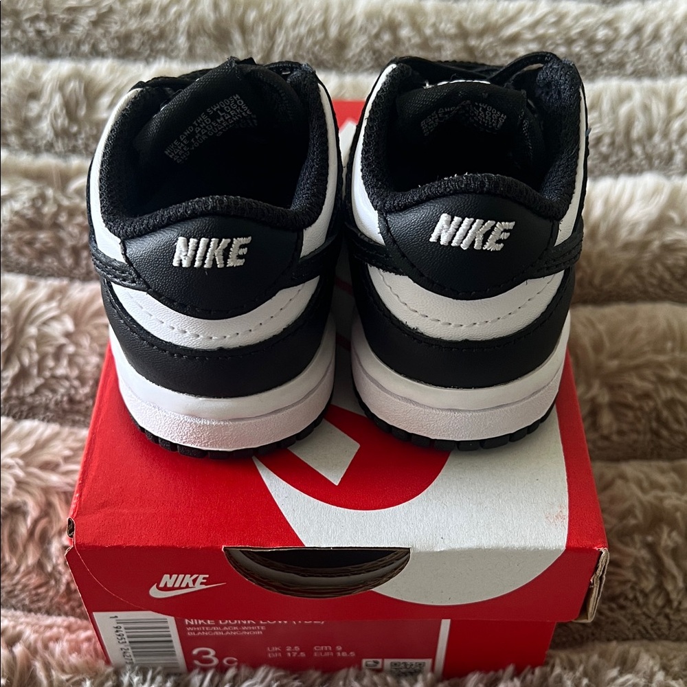 Nike Kids Black and White Low-Top Sneakers - Picture 4 of 5